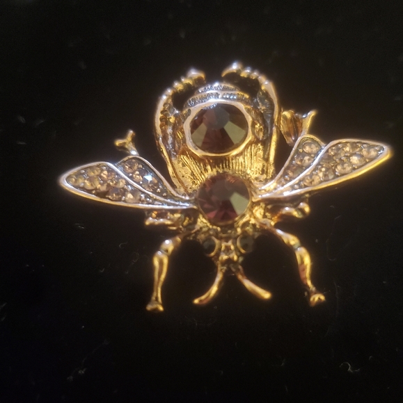 New Rhinestone Bee Brooch. - Picture 6 of 14